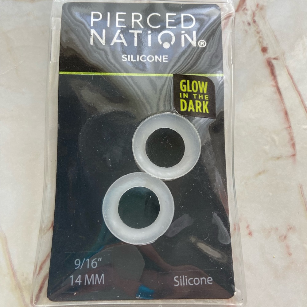 Silicone Glow-in-the-dark Ear Tunnels. 9/16g